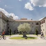 & Monasterio De Отель Больтания