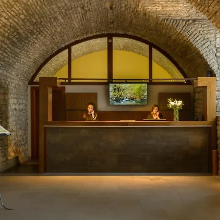& Monasterio De