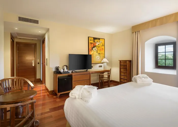 Hotel & Monasterio De Boltaña